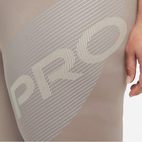NWT Nike Women’s Pro Dri-FIT High-Waisted 7/8 Graphic Leggings - Picture 2 of 4